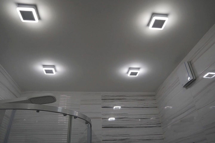 Светодиодные светильники в ванной комнате. Квадратные, стильные с ровным светом по краям.
