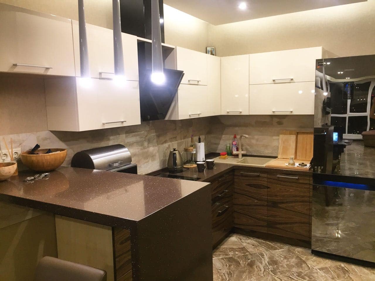 кухня гостиная в бело коричневых тонах, заказать дизайн проект квартиры