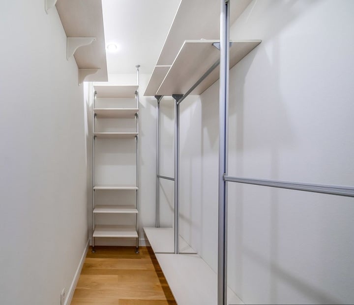 Правильное зонирование комнаты под гардеробное, особенно в маленьких помещениях, это самое важное в проектирование.