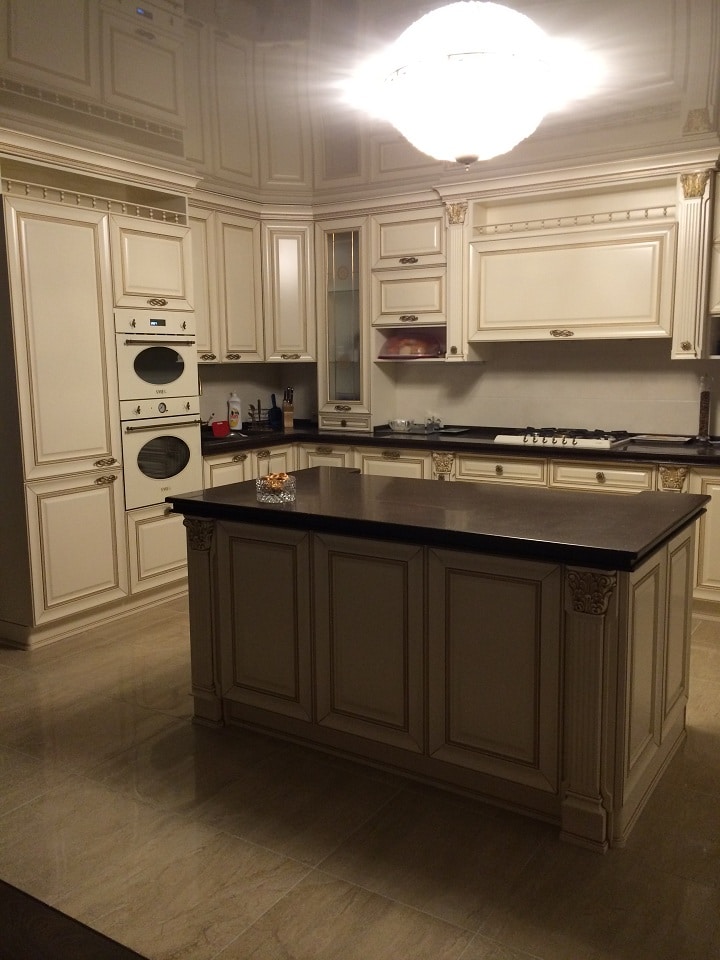 Кухни в классическом стиле фото. Белая кухня в общем стиле с квартирой и дизайн проектом.