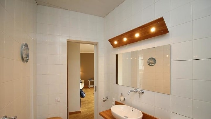 Из за недостатка средств, отделка ванной была выполнена в белом цвете, люк скрытый. Из оригинальных вещей установлена подсветка зеркала.