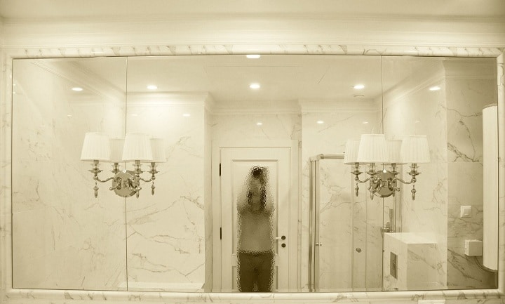 Огромное зеркало в ванной комнате, обрамление (рамка) подобрано в стиль плитки и кафеля.