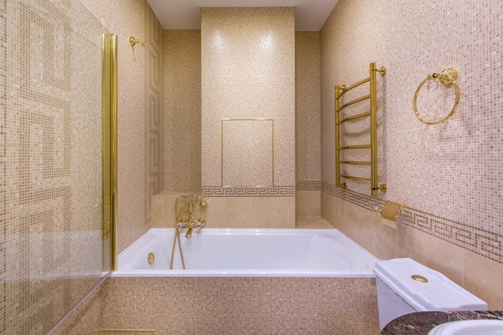 Альтернативный вид на ванную комнату. Обратите внимание на стеклянную шторку и ее крепление к стене. Все сочетается между собой.