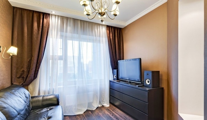 В гостиной комнате установлен широкий диван, размером 2400 мм, напротив ТВ и акустическая система.