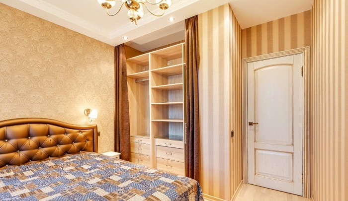 За шторами в спальне смонтированы полки и их размер может быть любой по вашему усмотрению.