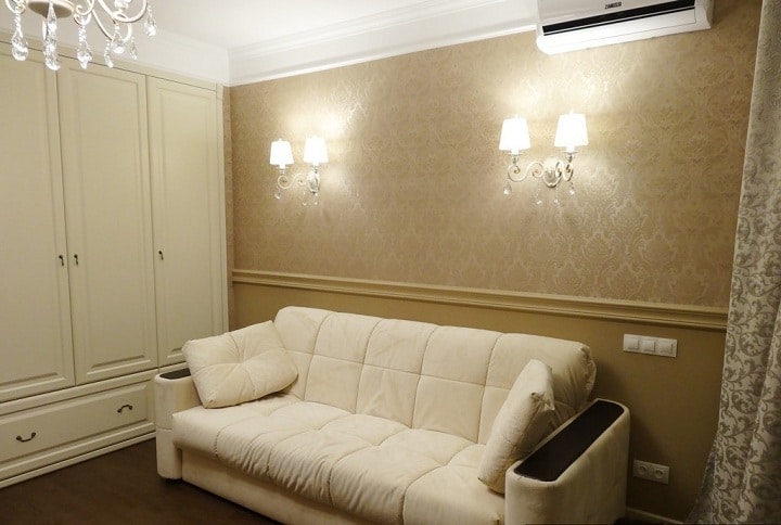 Классическая спальня, большой белый кожаный диван, встроенная стенка, несколько типов освещения с проходными выключателями, а так же дополнительными розетками.