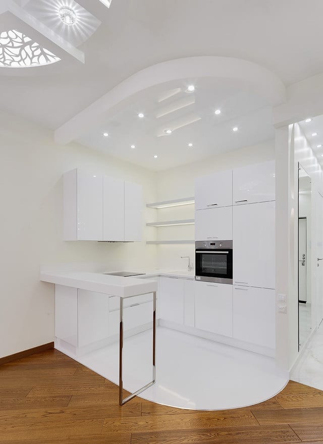 Полностью белая кухня в современном стиле с барной стойкой. Дизайн проект в ЖК Внуково 2017, планировка.