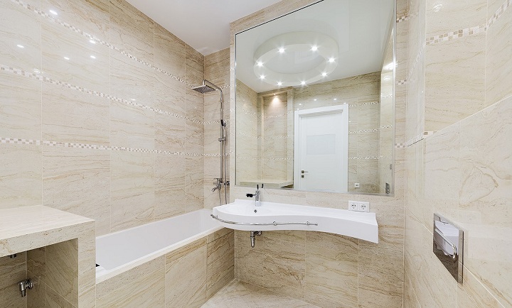Один из лучших проектов по ванной комнате. плитка вся единая, без существенных декоров, полочки для мелочей смонтированы в углу.