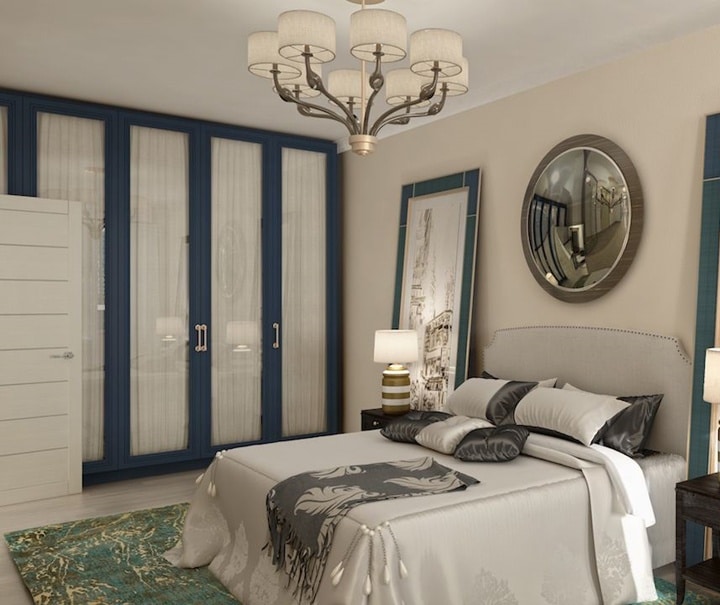 спальня со встроенным шкафом-купе бело-синего цвета и большой картиной возле кровати