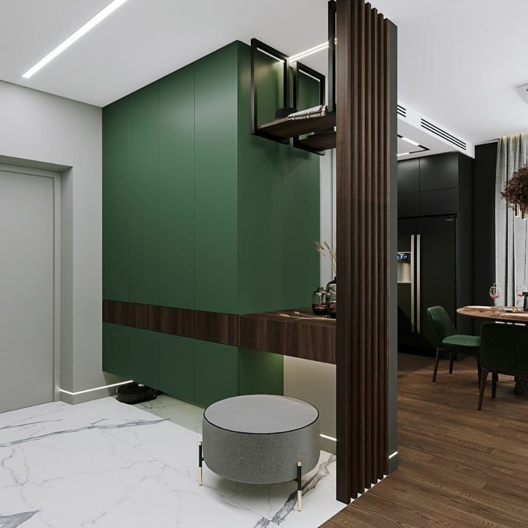 Белый мраморный пол, темно зеленая стенка в сочетании с деревянными рейками в прихожей. Светодиодные линии на потолке. Фото дизайн современных прихожих в 2021 - 2022.